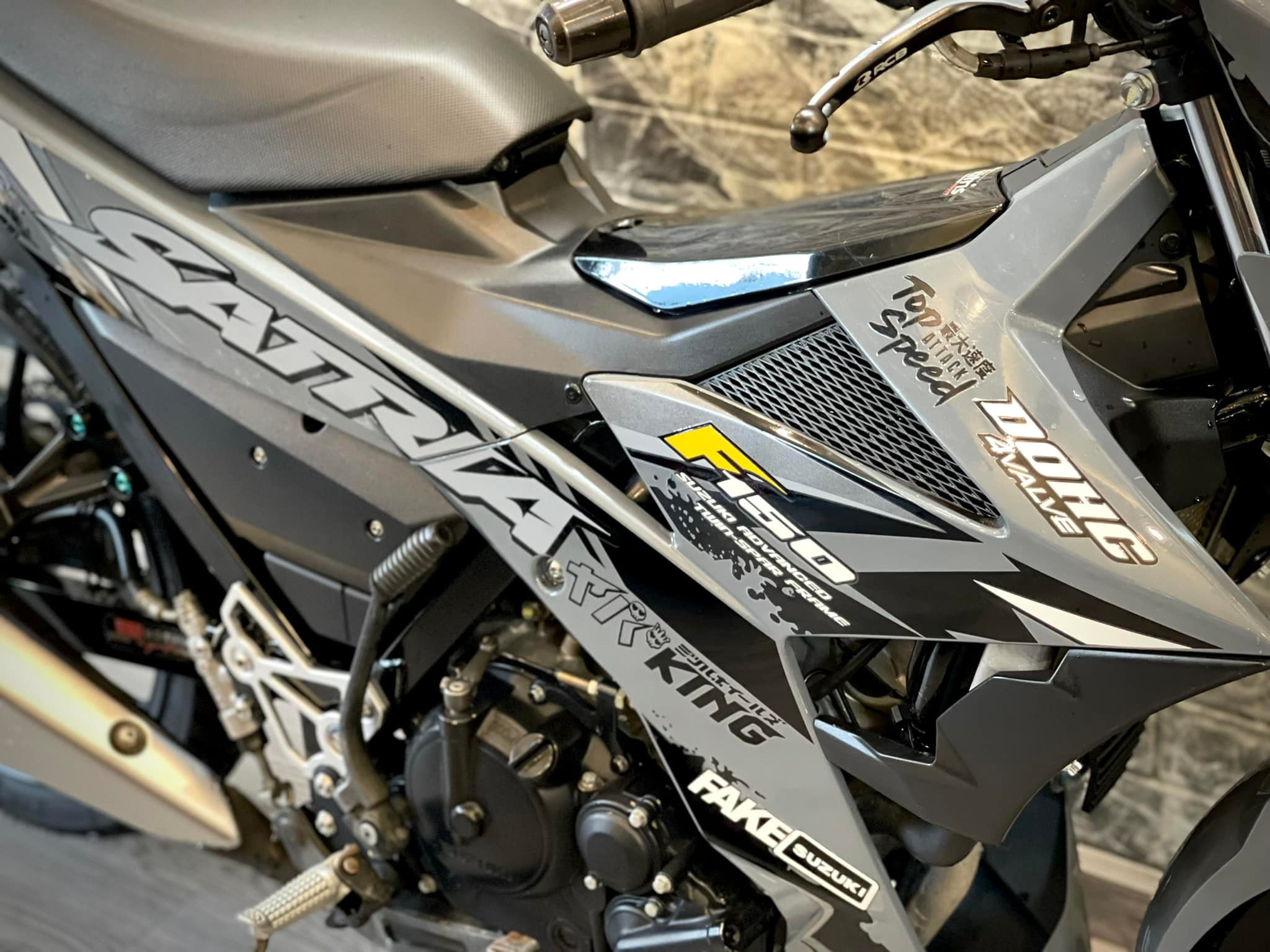 Tem Rời Dán Xe Raider FI Mẫu King Trắng Đen Xám Chữ Satria Cực Đẹp, Hàng 3 Lớp Chất Lượng Cao