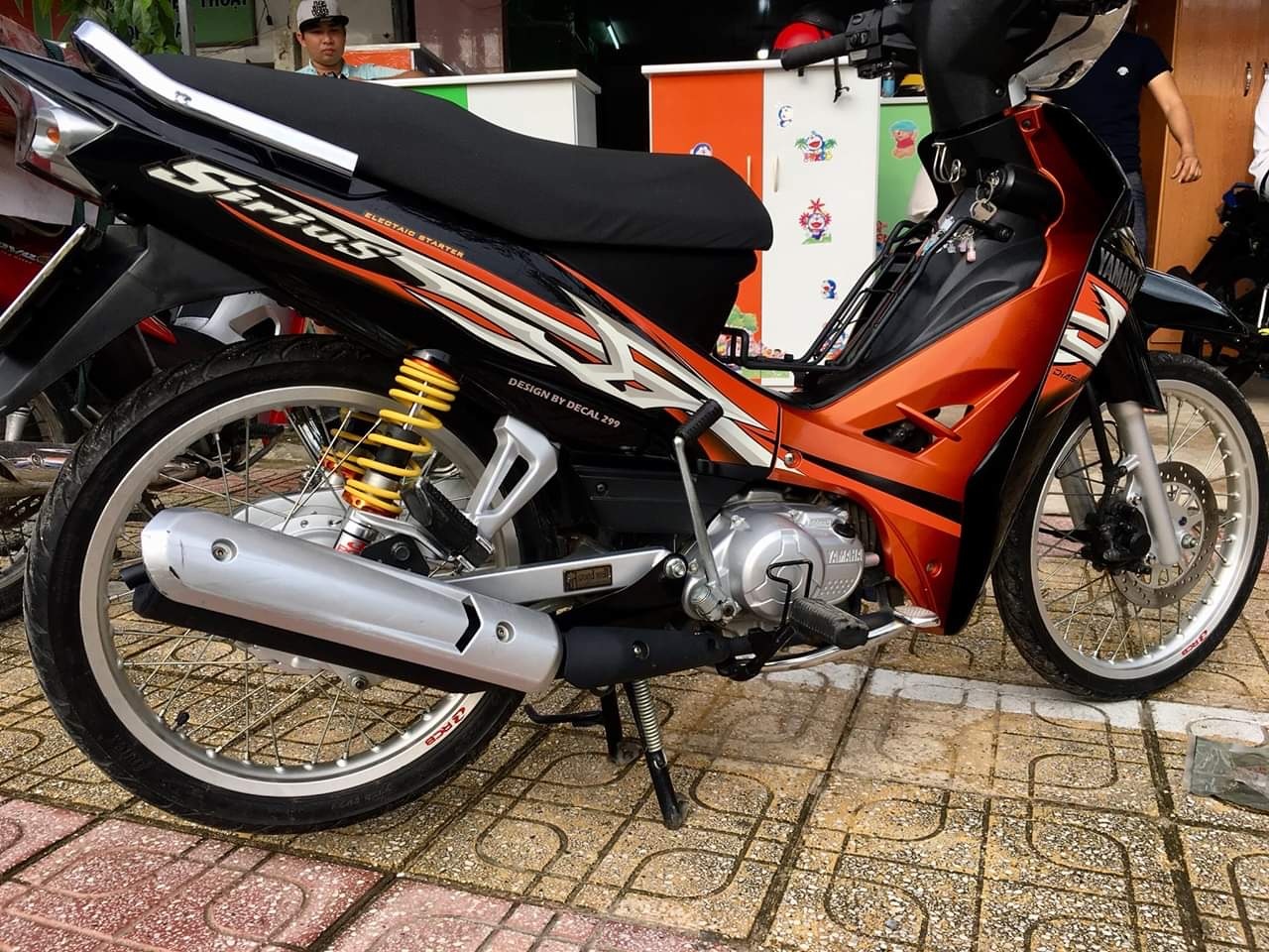 Tem rời Sirius kẽm gai cam đen dán xe đen yếm cam