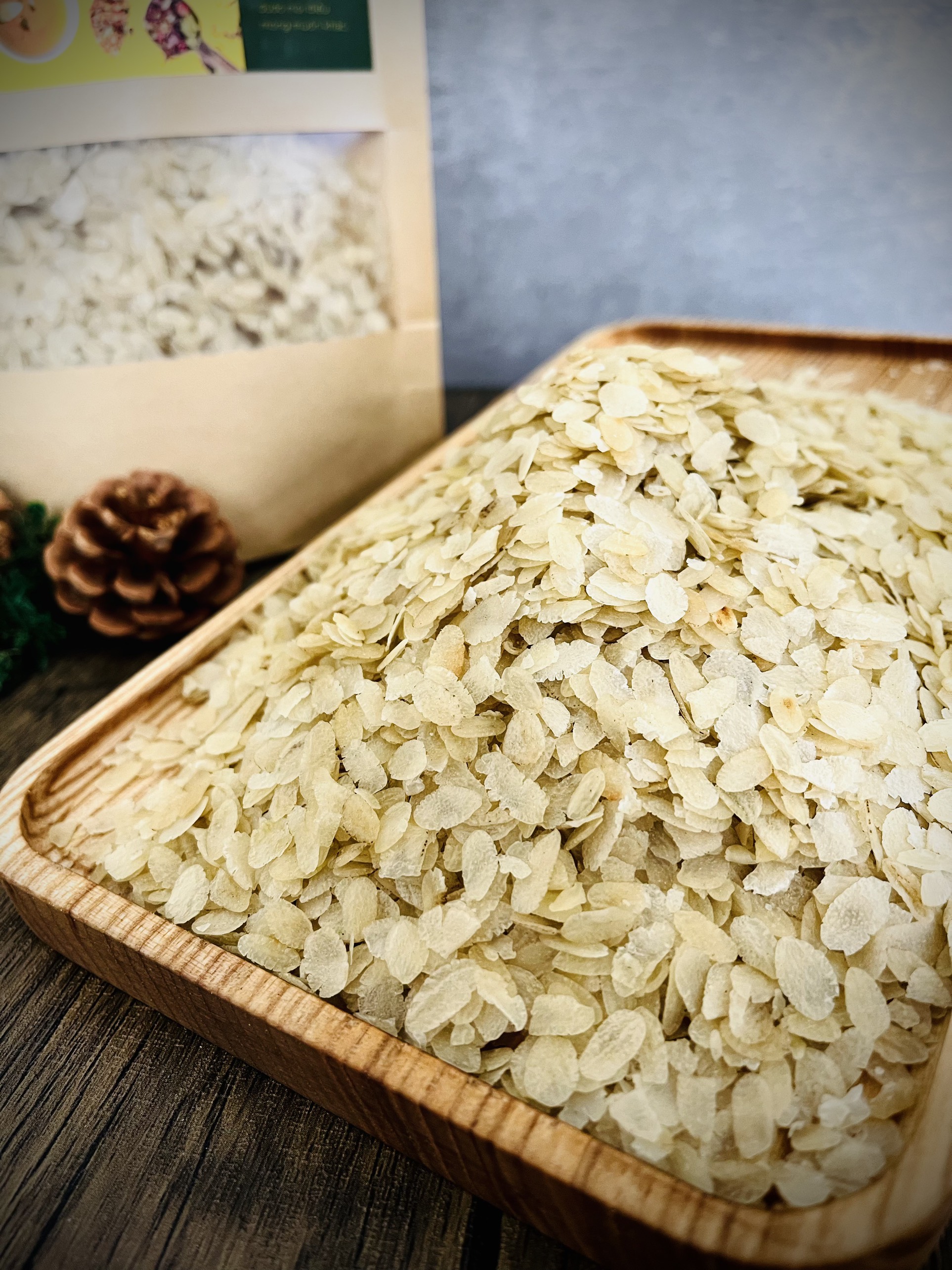 Cốm dẹp trắng loại to dày, ngon và thơm (cốm làng vòng món quà của tuổi thơ)