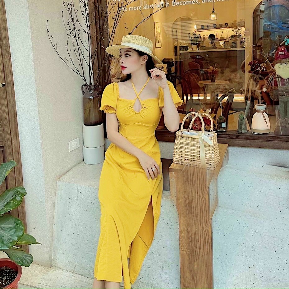 Đầm vàng dây cổ xẻ tà