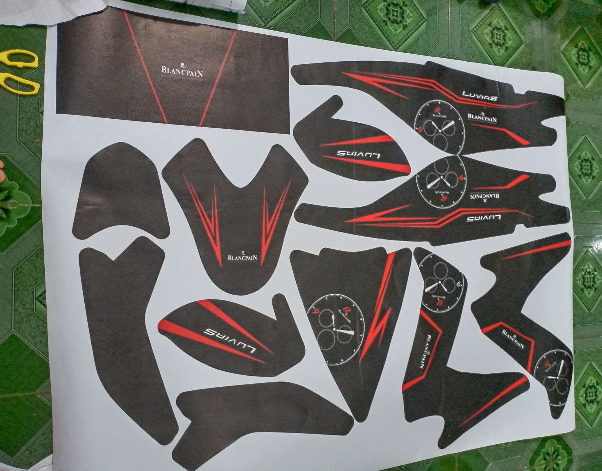 tem trùm Luvias mẫu đồng hồ đen chỉ đỏ