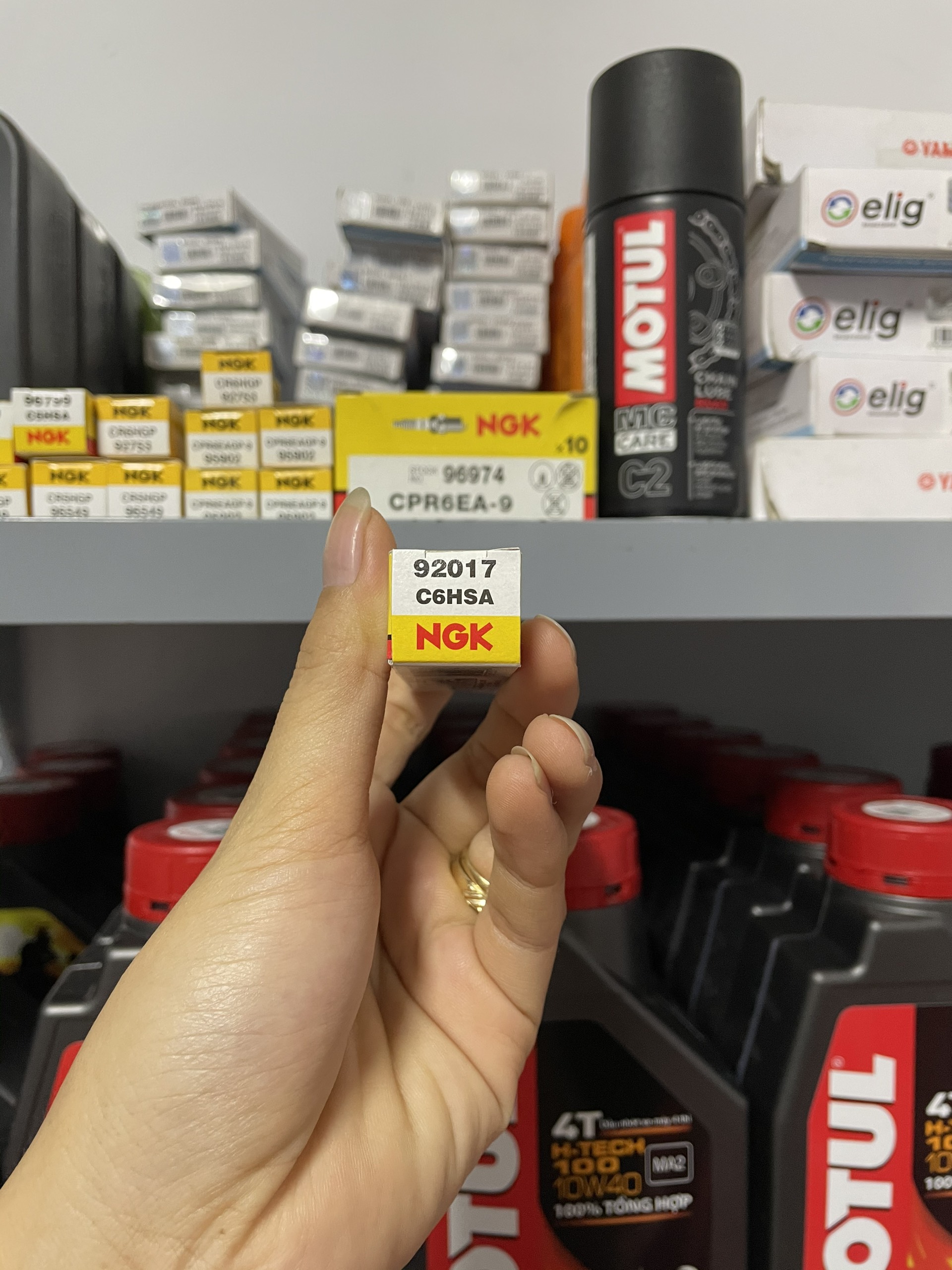 BUGI NGK C6HSA lắp cho xe Dream - Wave ( CHÂN NGẮN )