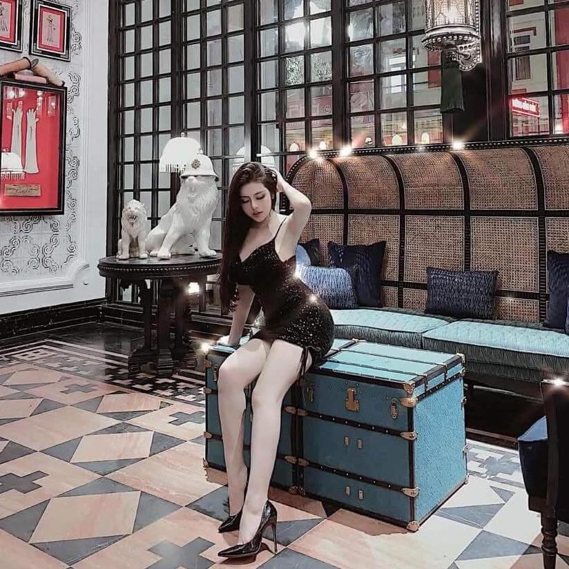 đầm body kim sa 2 dây cổ đổ