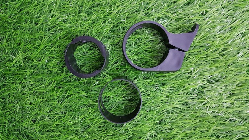 Mắt mèo gắn phuột trước xe máy.