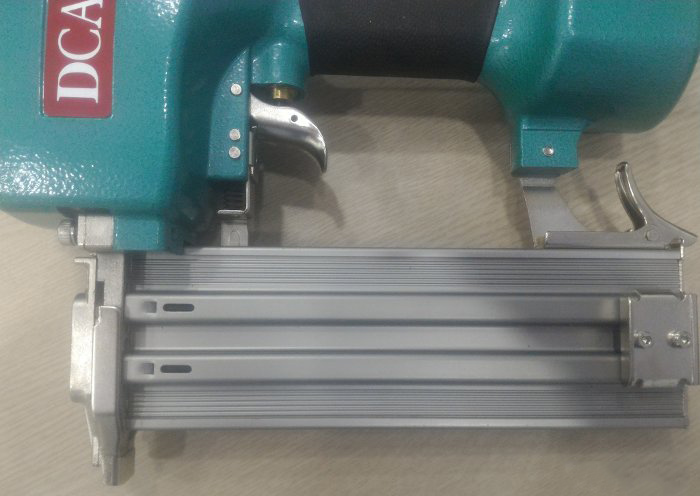 Súng bắn đinh bê tông dùng hơi DCA AST64C