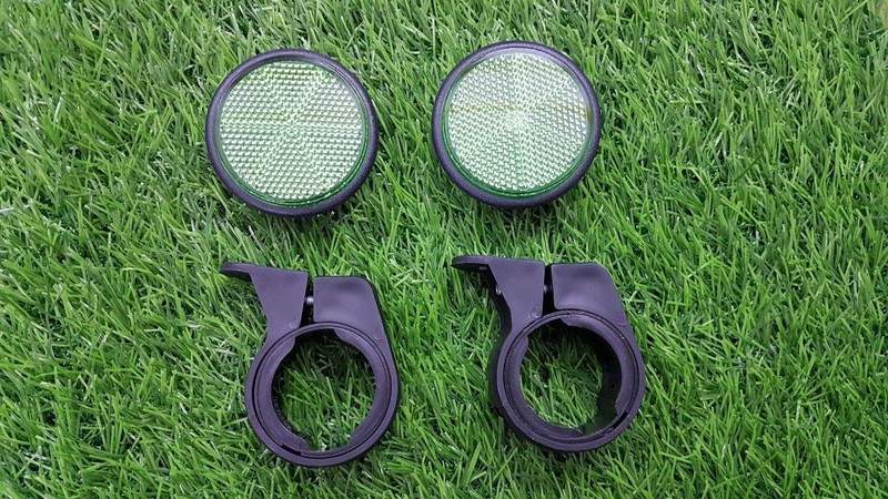 Mắt mèo gắn phuột trước xe máy.