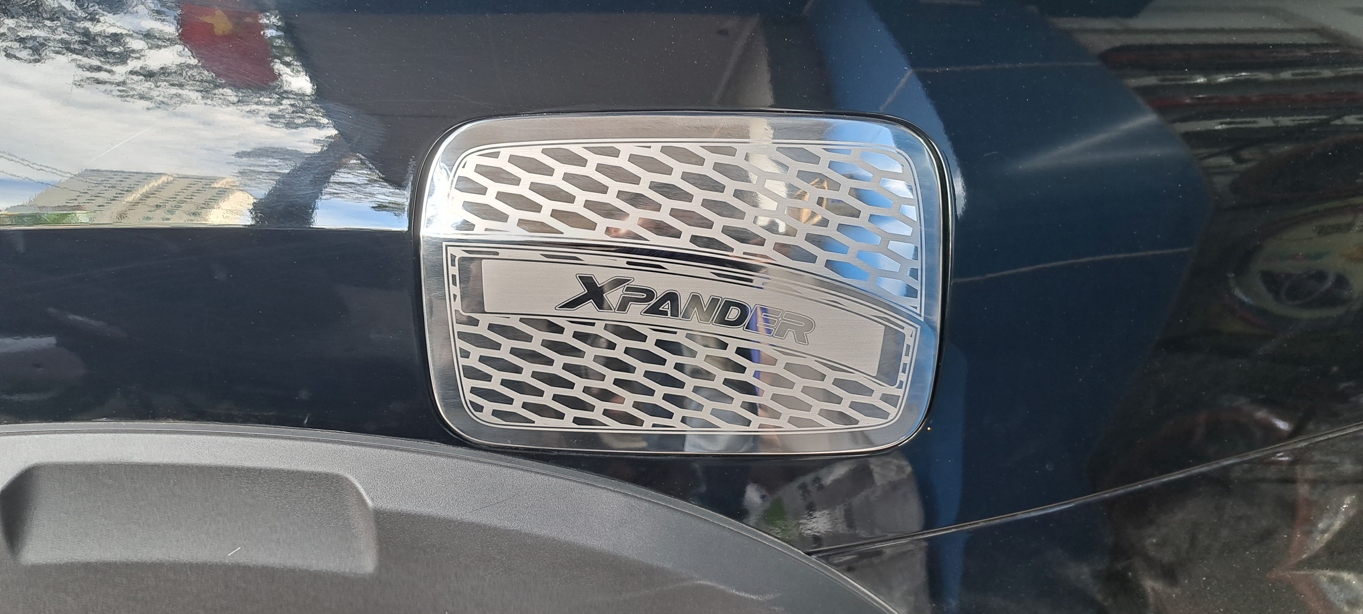 Ốp INOX nắp bình xăng MITSUBISHI Xpander