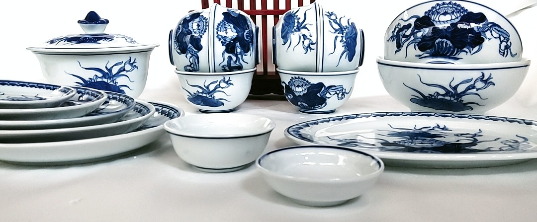 Gốm sứ Bát Tràng - Bộ đồ ăn bằng sứ để thờ