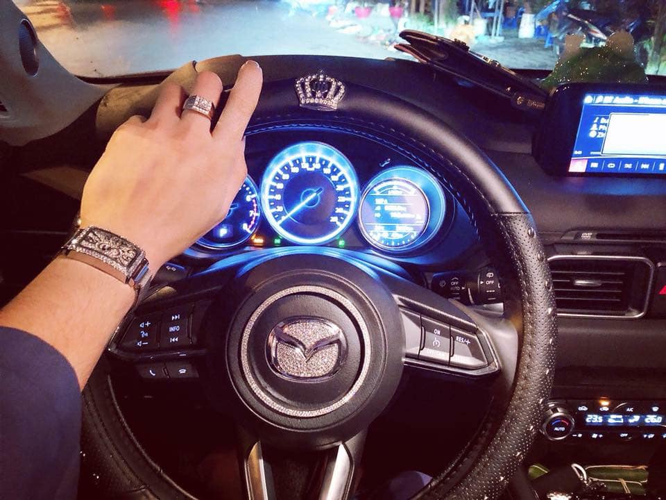 Bọc vô lăng Vương Miện da đính đinh cao cấp