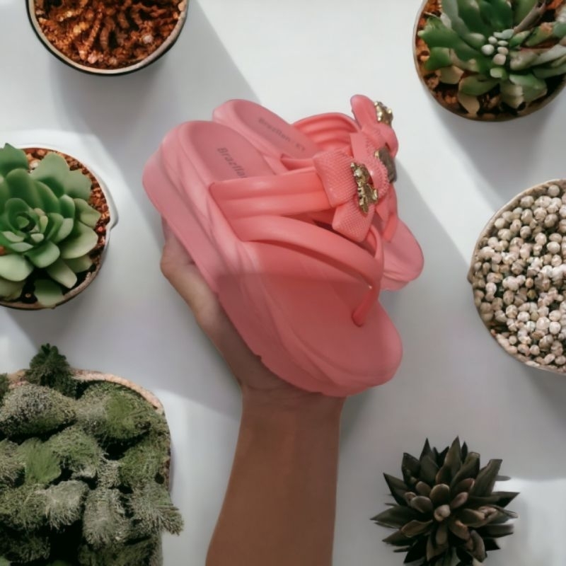 Dép xỏ ngón bé gái đế cao siêu mềm, nơ gấu dâu siêu nhẹ, đế chống trơn trượt tốt