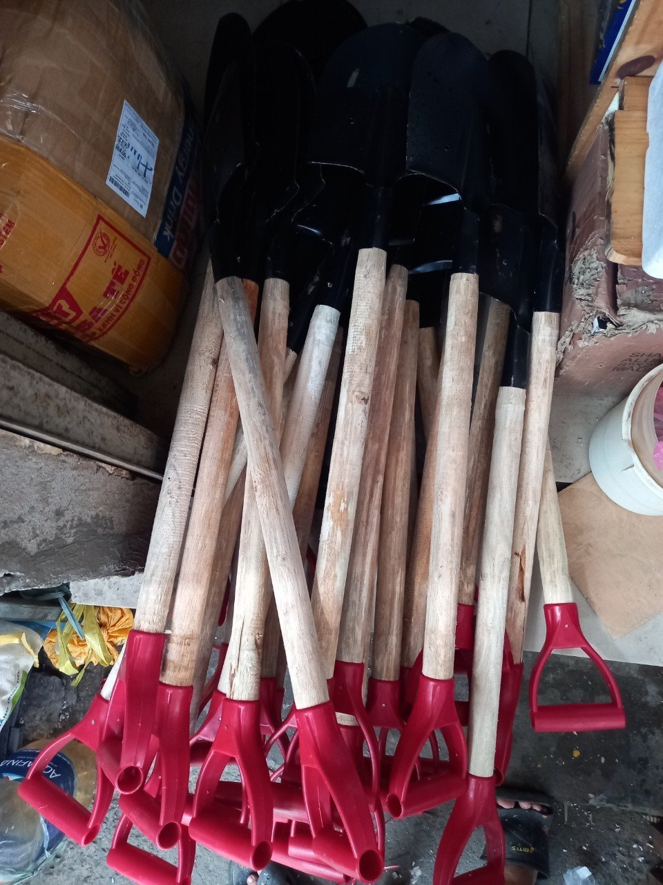 Xẻng công binh đào đất