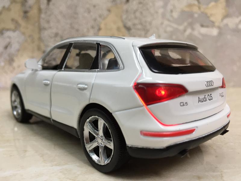 Mô hình xe Ô tô AUDI Q5 1:32