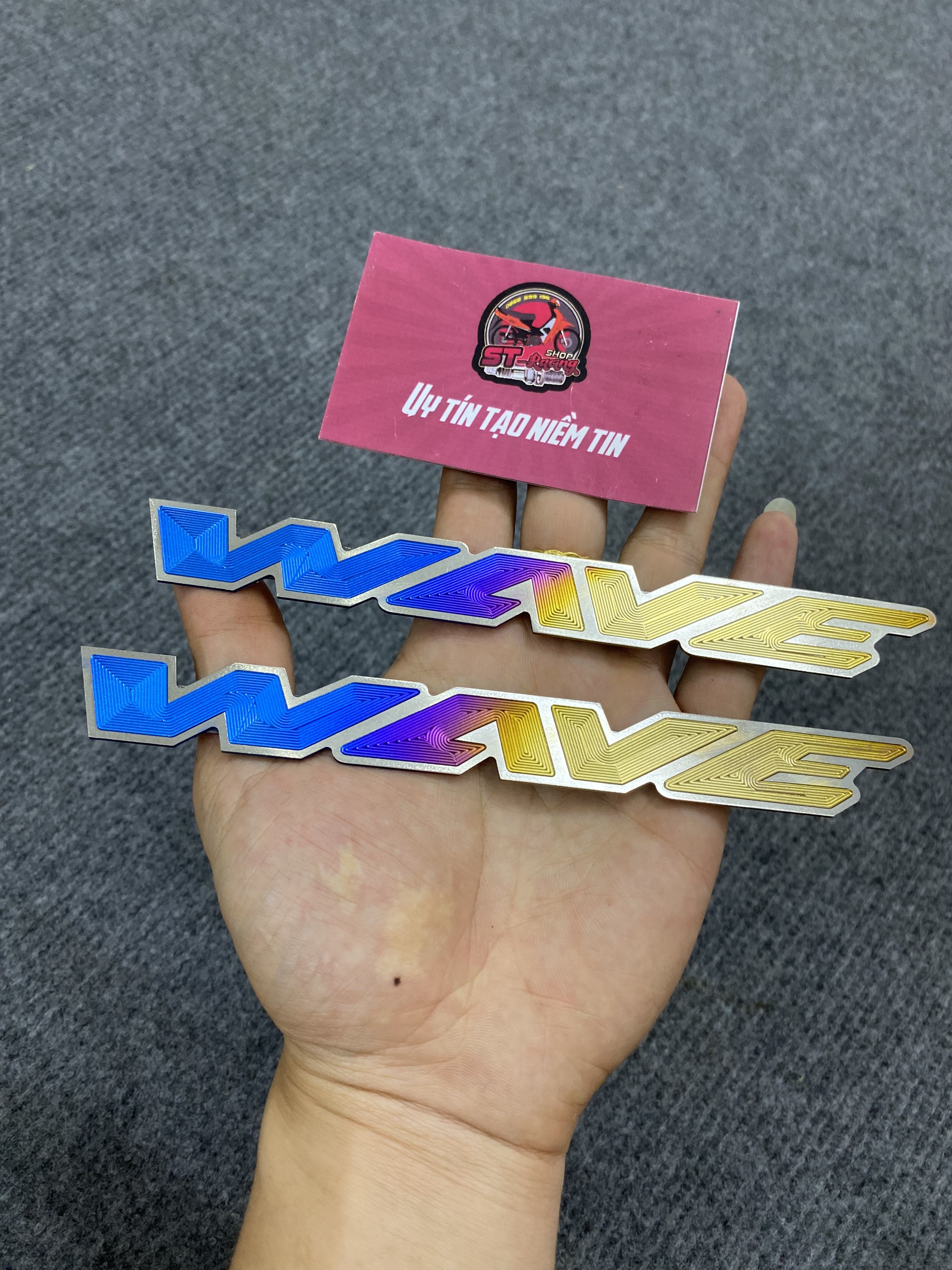 TEM TITAN CHỮ WAVE ALPHA