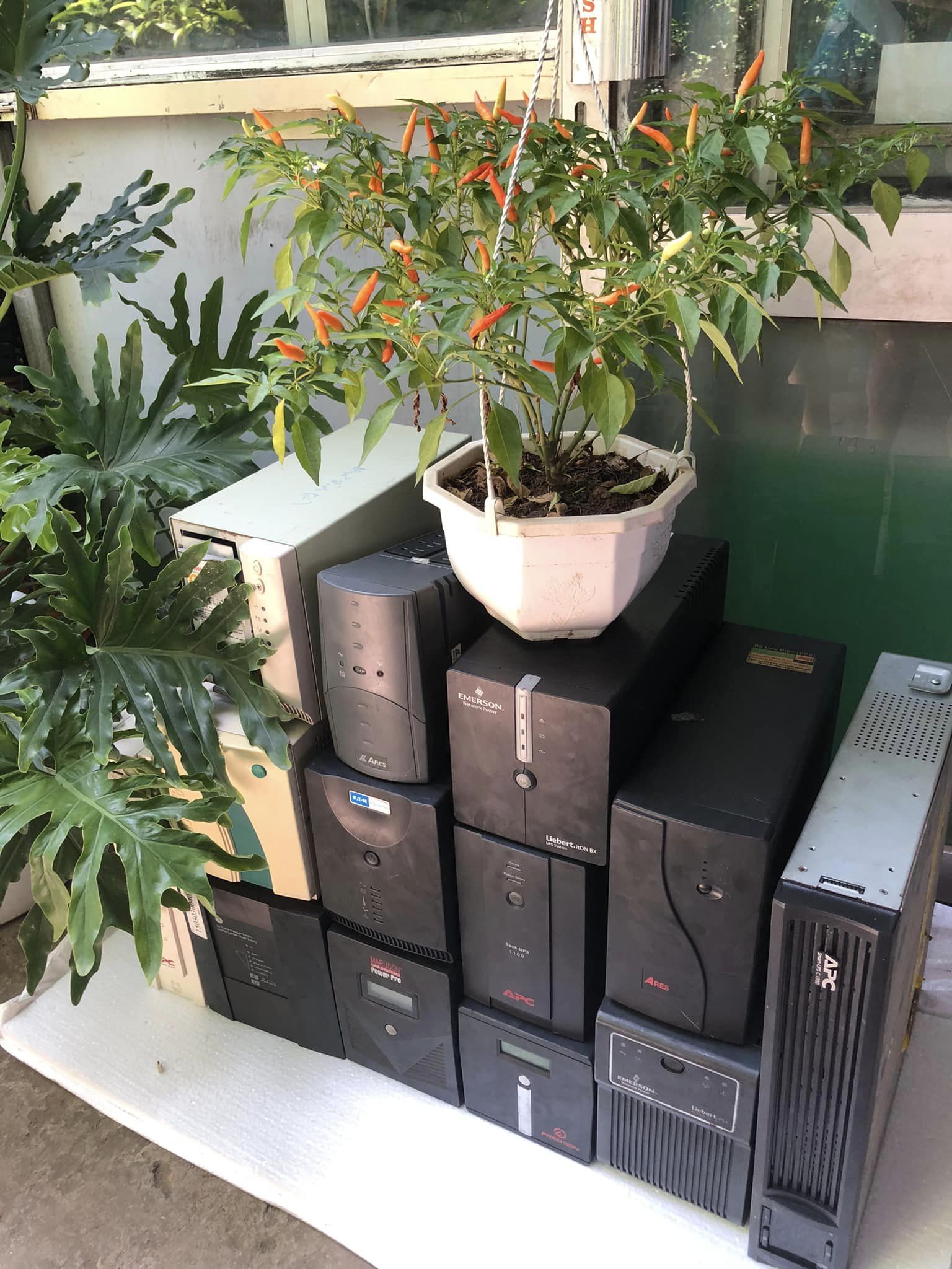 Bộ lưu điện UPS Santak TG1000, linh kiện điện tử, nguồn dự phòng, nhiều chiếc, trong xe ô tô.