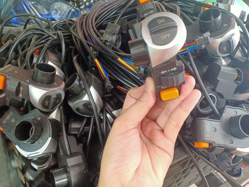 Công tắc đèn còi xe điện 133S
