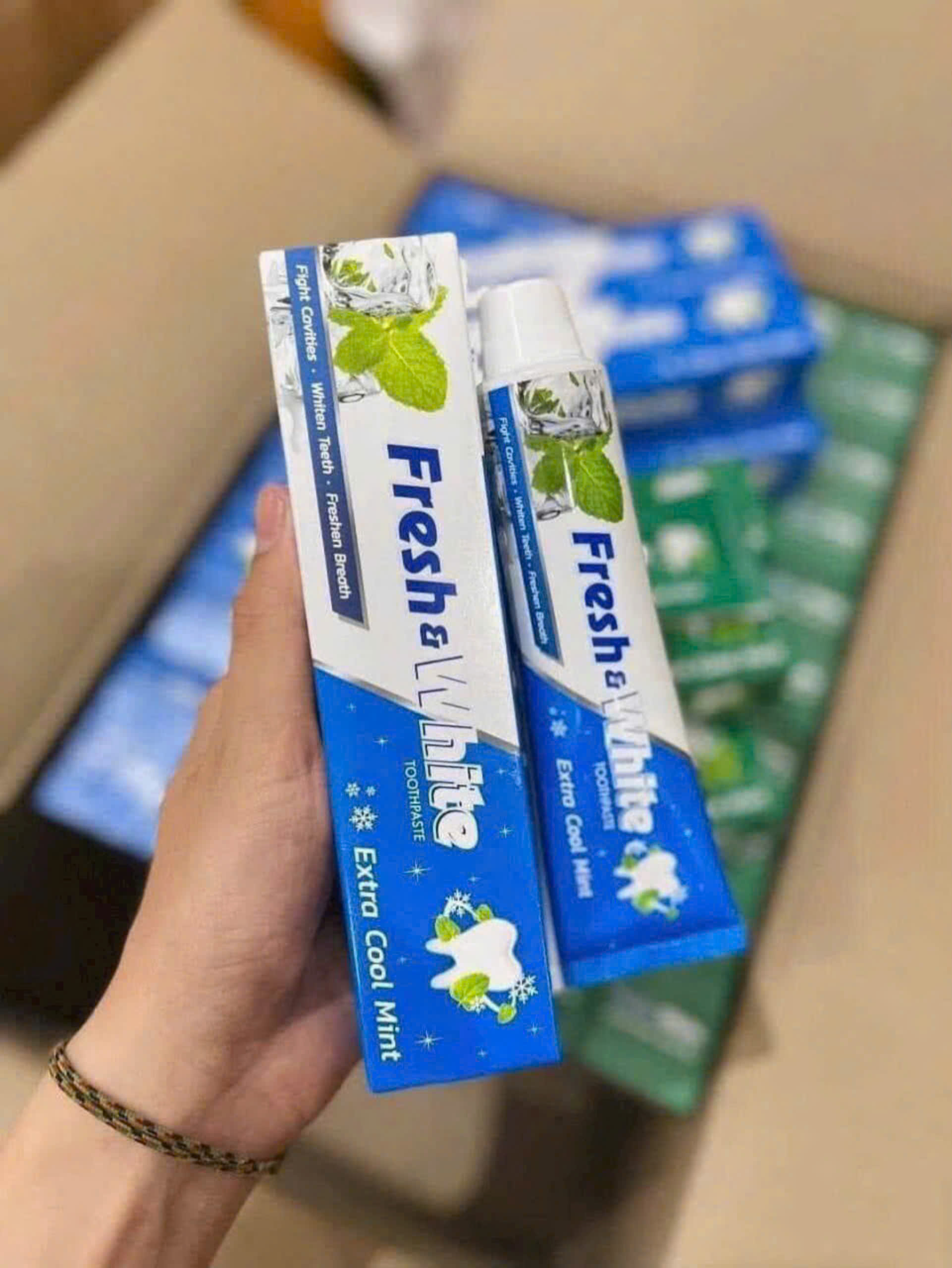 Kem đánh răng Fresh & White 160gr (có 2 màu) - Xuất xứ Thái Lan