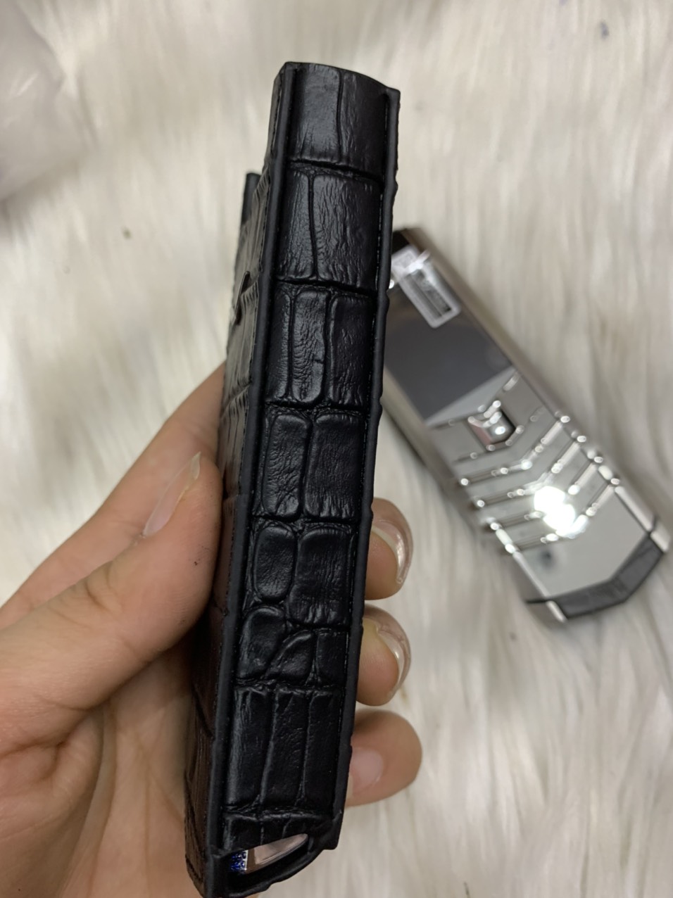 Bao da Vertu Singnature S đứng dập vân đen