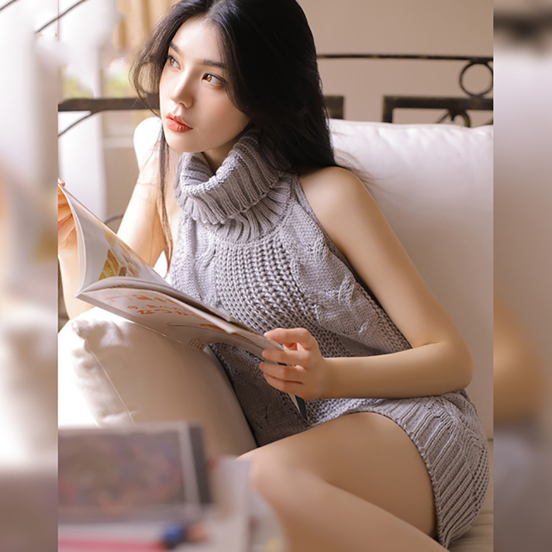 Váy len hở lưng cổ lọ
