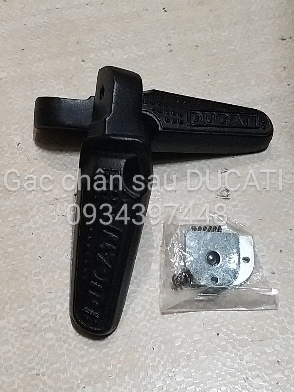 GÁC CHÂN SAU DUCATI