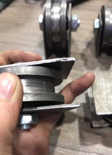 Bánh Xe sắt rãnh U(rãnh rộng 1cm)