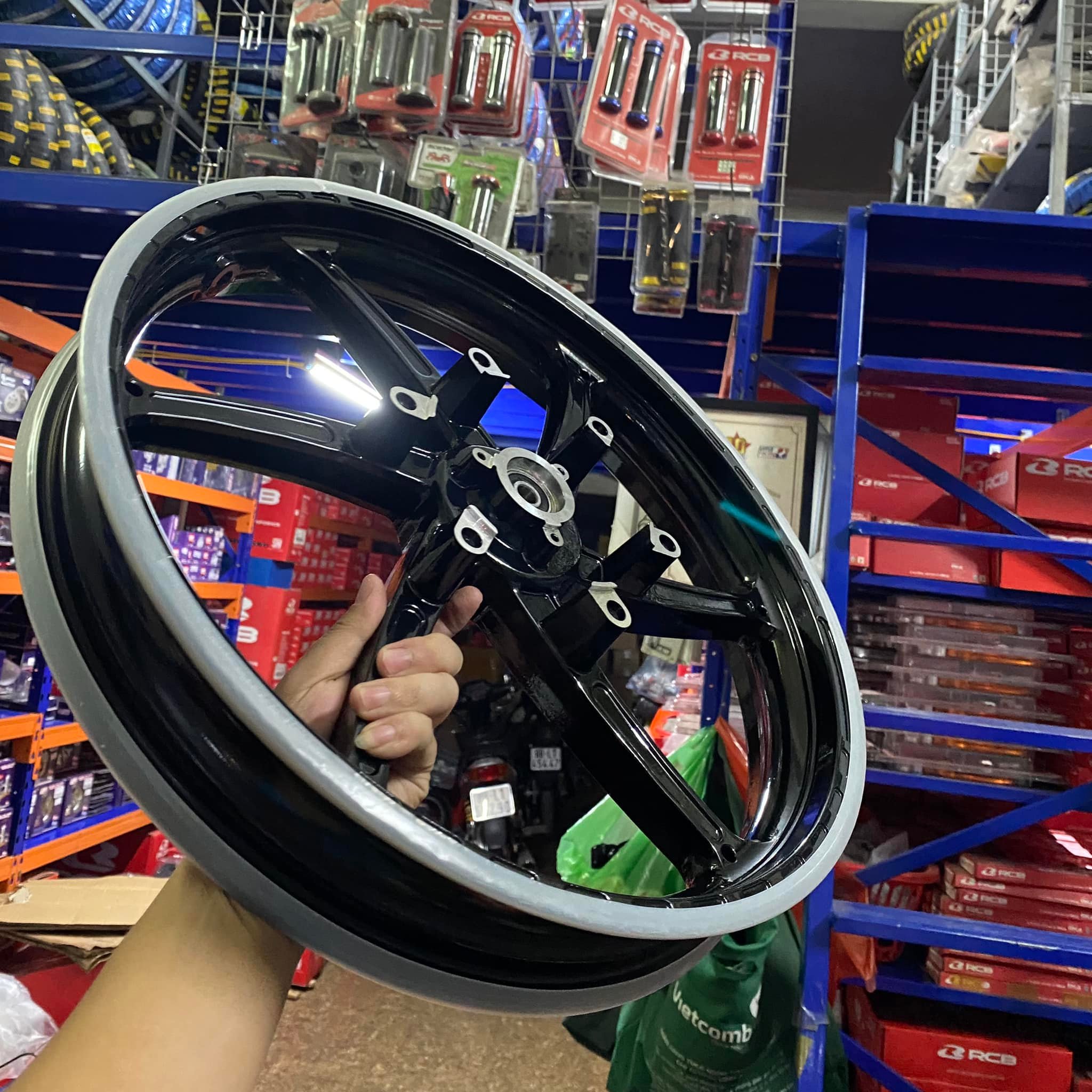 Bộ mâm OZ Racing gắn Winner Black X1R