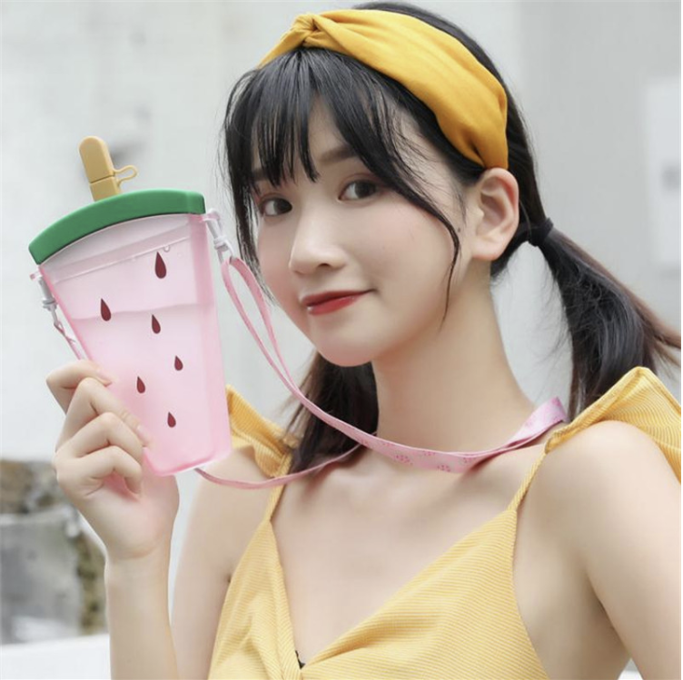 Bình nước hình QUE KEM kèm dây đeo siêu cute