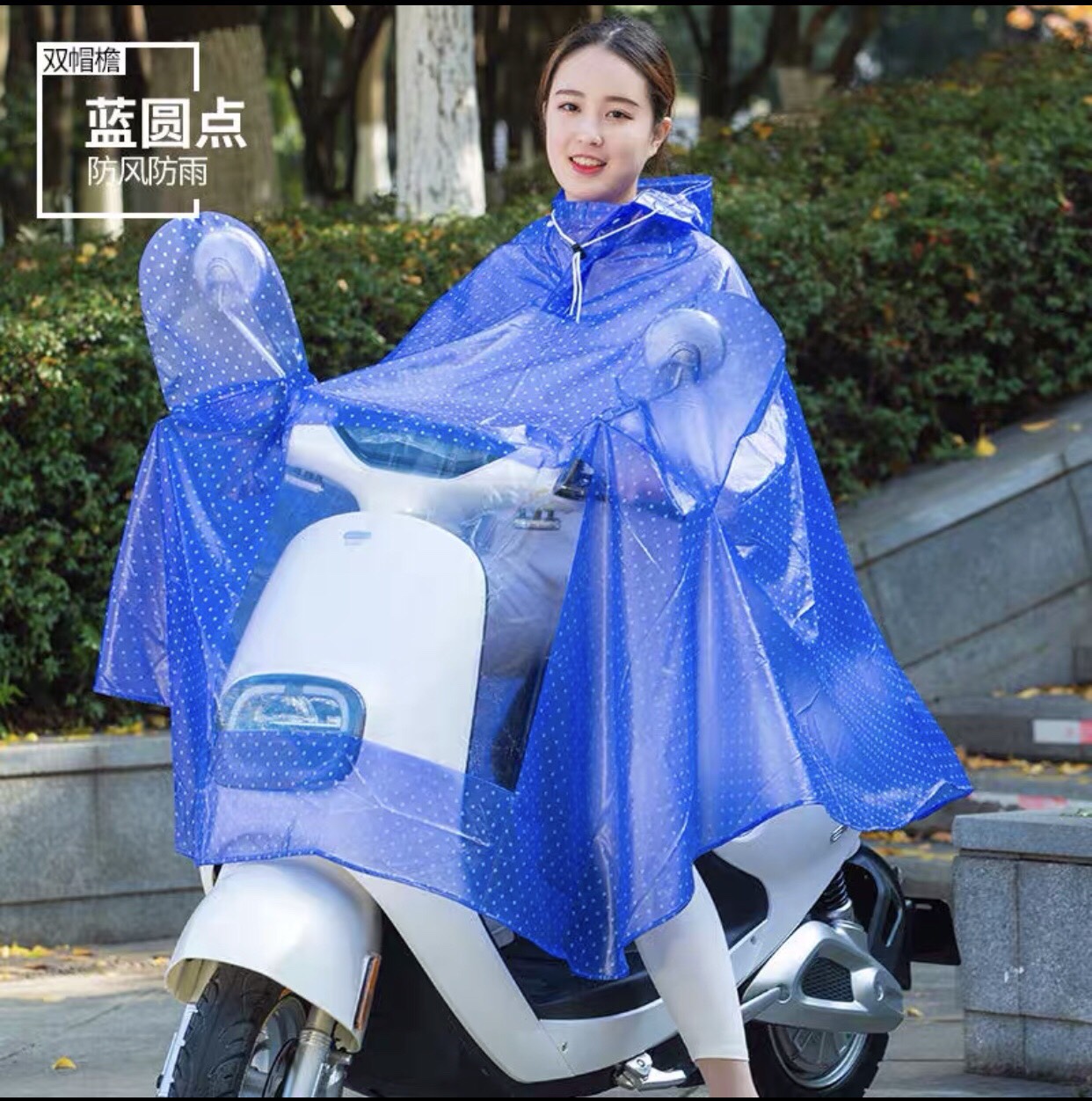Áo mưa đi xe chấm bi có kính che mặt
