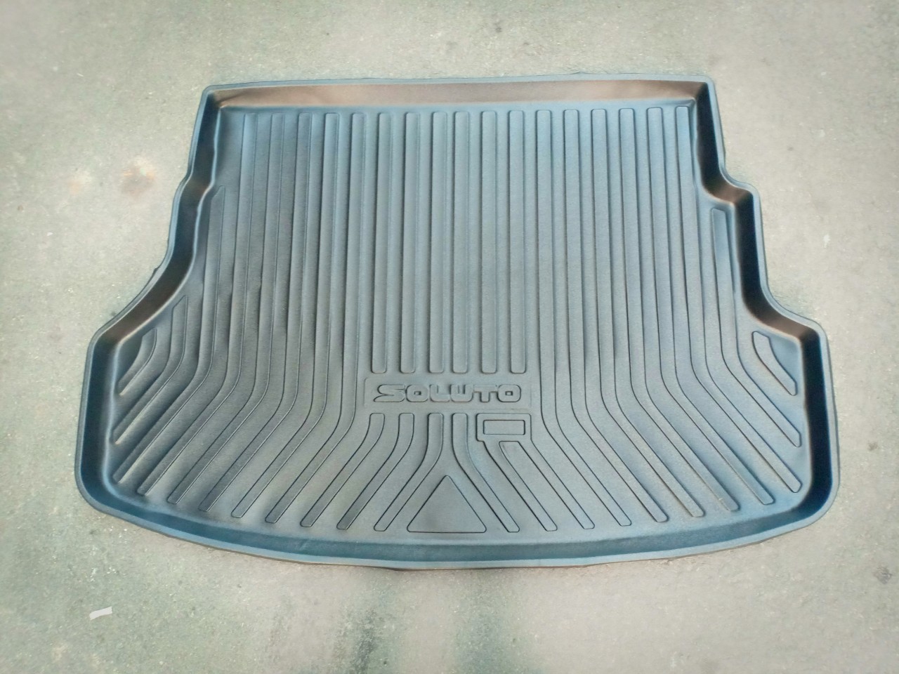 Lót cốp nhựa xe Kia Soluto 2018 đến 2022 Chất Liệu Nhựa Dẻo Cao Cấp Chống Thấm Nước, Không Mùi, Có Độ Bền Cao, Dễ Dàng Vệ Sinh Lau Rửa