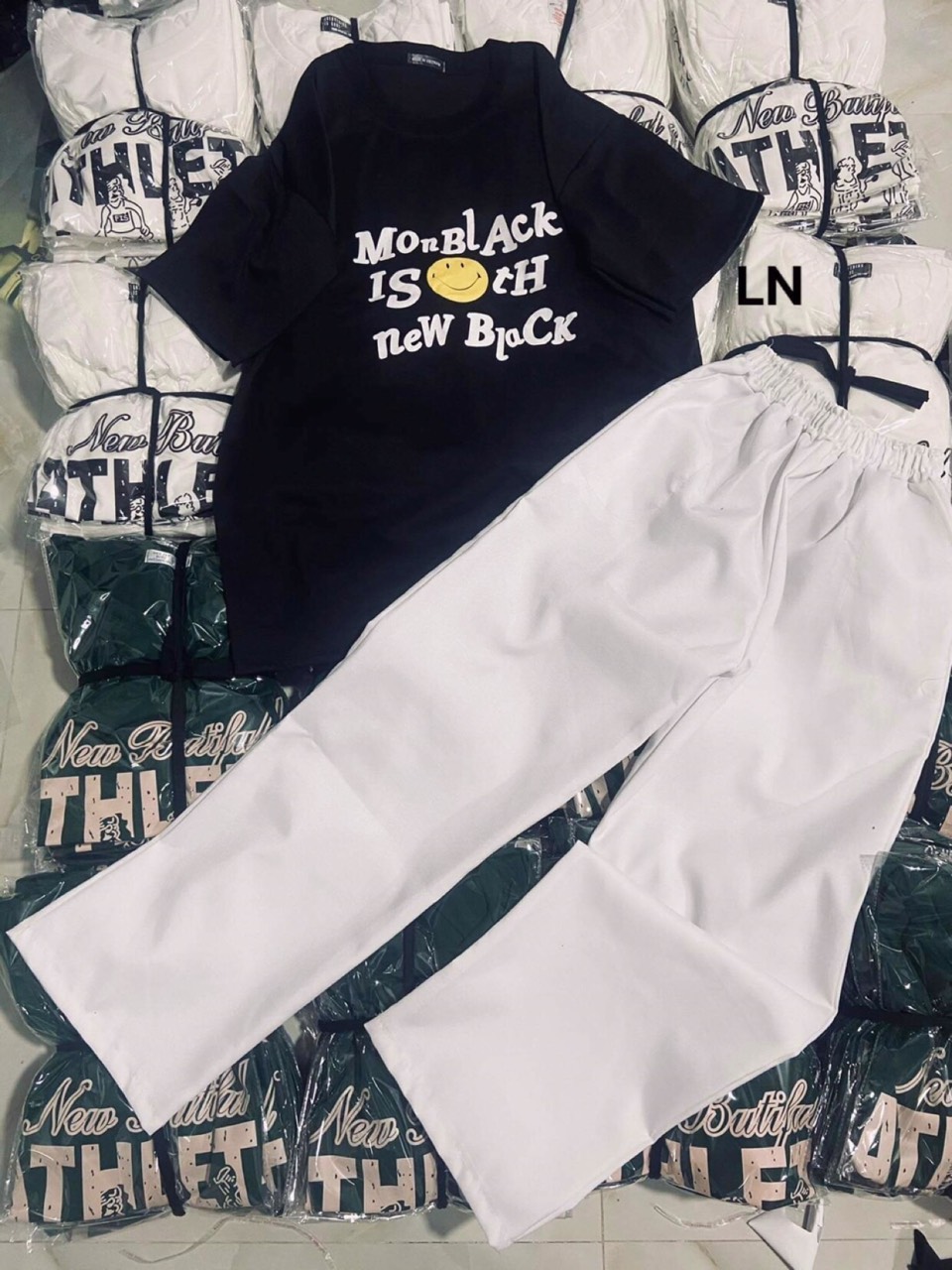 Sét áo MonBlack kèm quần kaki trắng GO