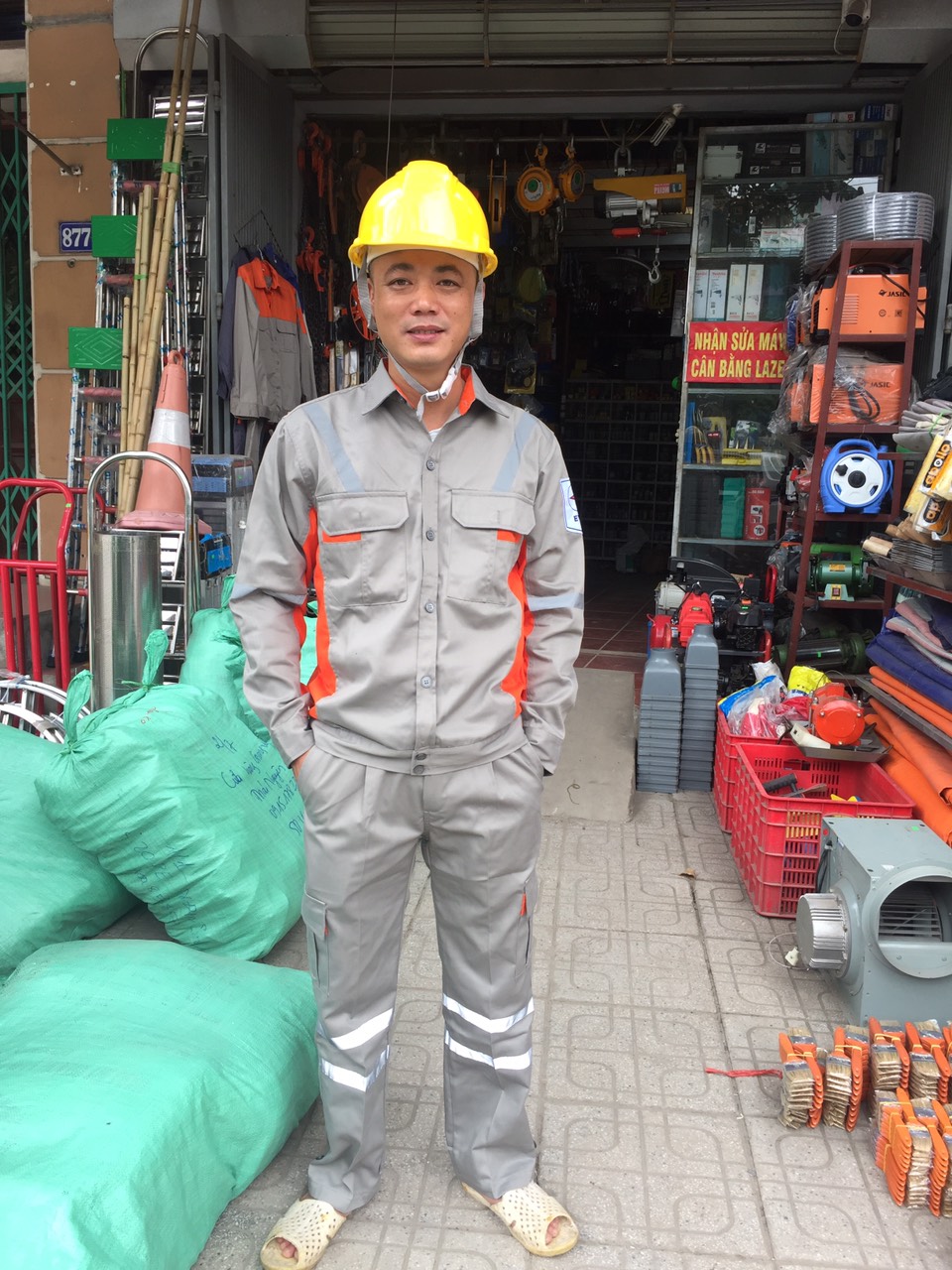 Quần áo bảo hộ lao động size 5 cho người từ 45-55kg. Quần áo điện lực chất đẹp không xù