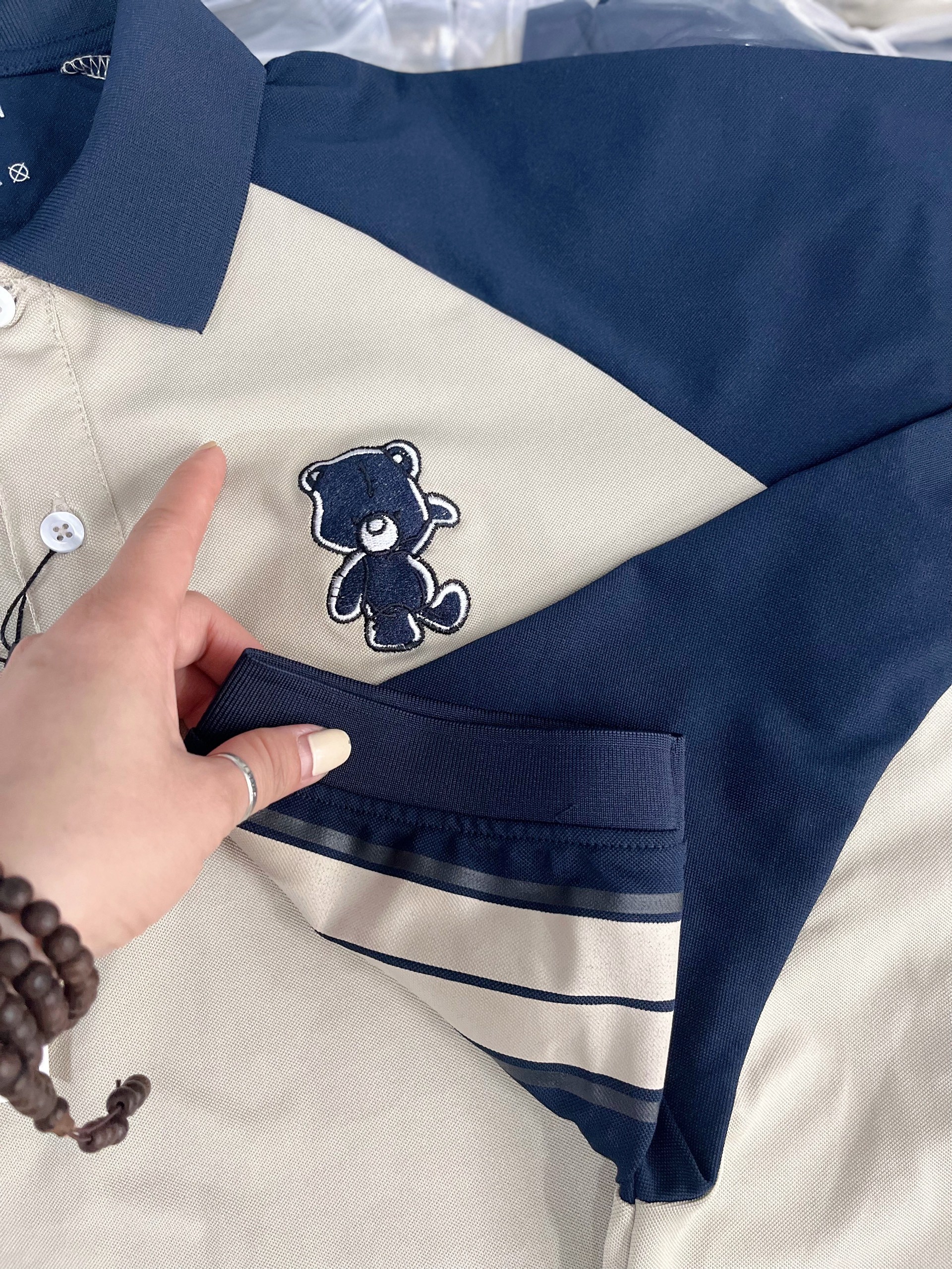 Áo thun polo ca sau thêu hình gấu xinh xinh cục hot