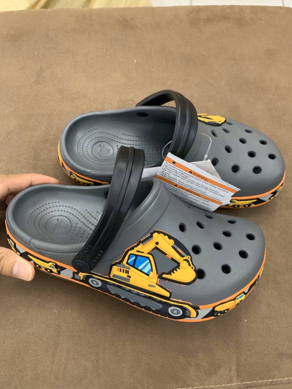 Sục crocs cần cẩu cho bé trai