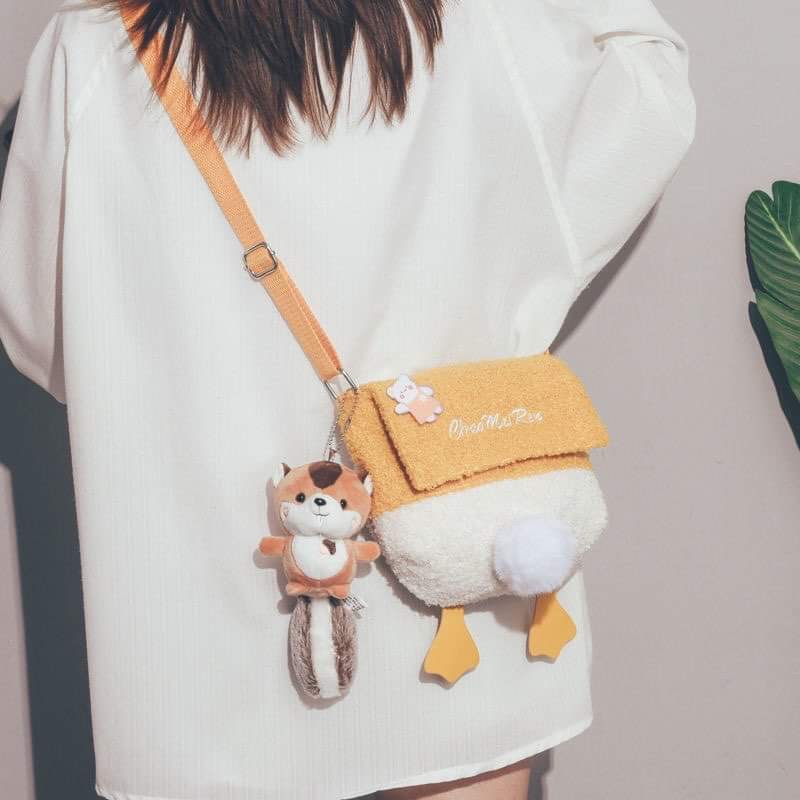 Túi đeo chéo hình con vịt tặng kèm móc khoá con sóc cực xinh