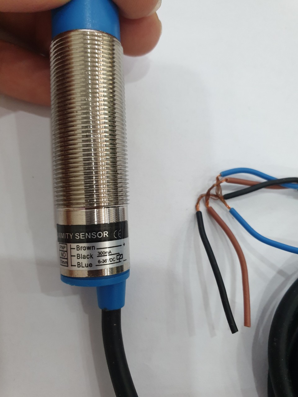 Cảm biến tiệm cận omron tiệm cận e2e- x10mf1 phi 18 pnp no 6-36vdc