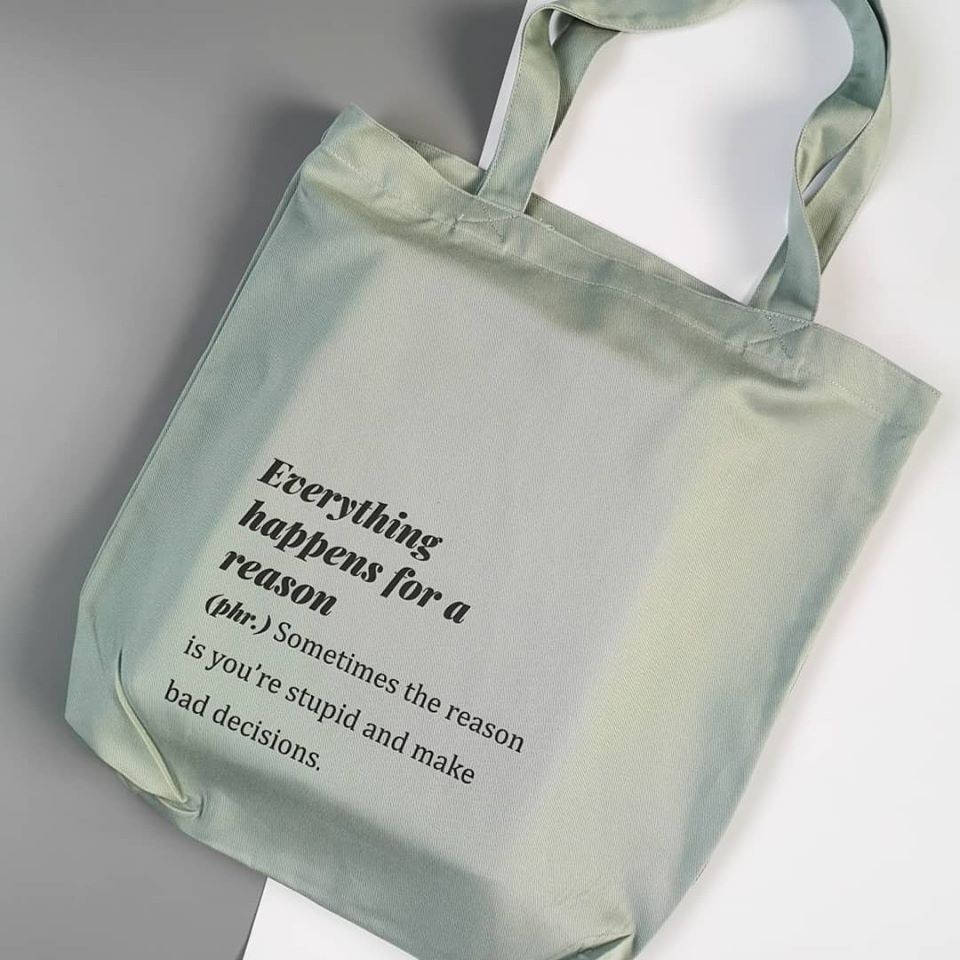 Túi Tote unisex In Slogan Everything happens for a reason.