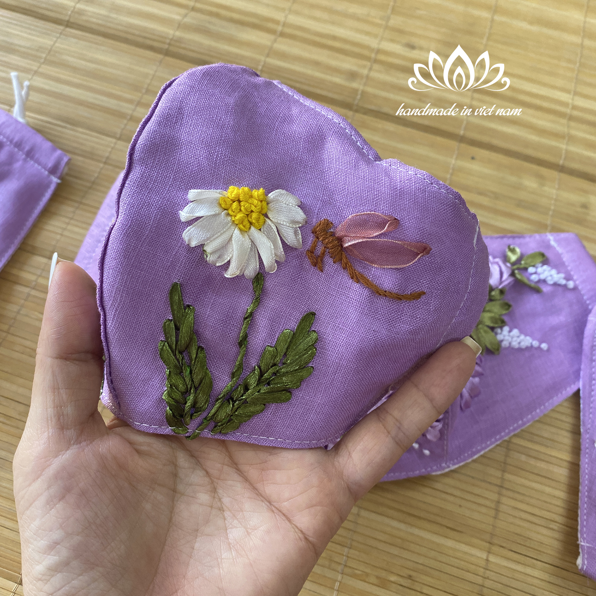 Khẩu trang thêu ruy băng nổi bật độc đáo