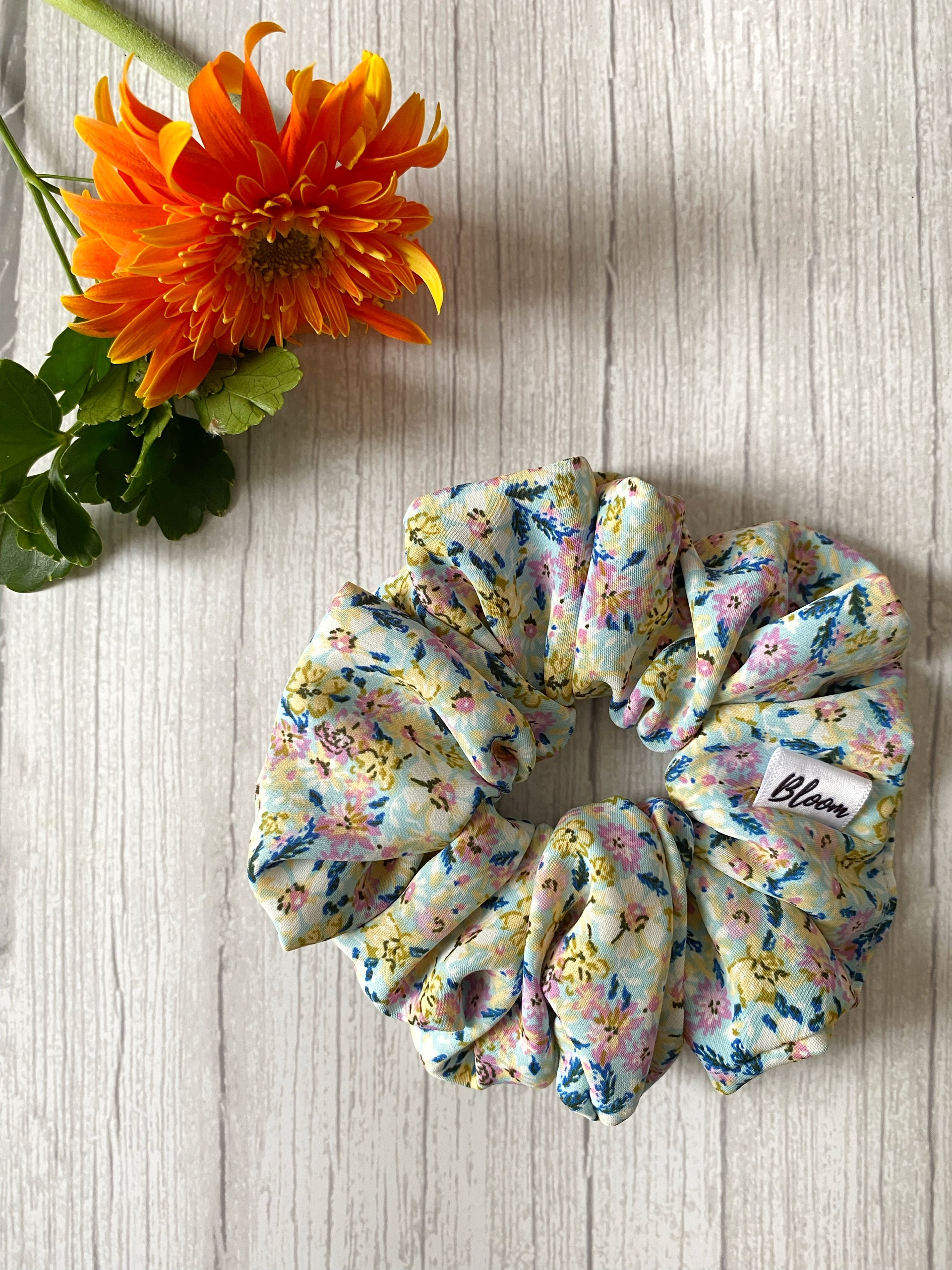 Dây cột tóc lụa mango hoa nhí nền xanh mint Standard_ Scrunchies