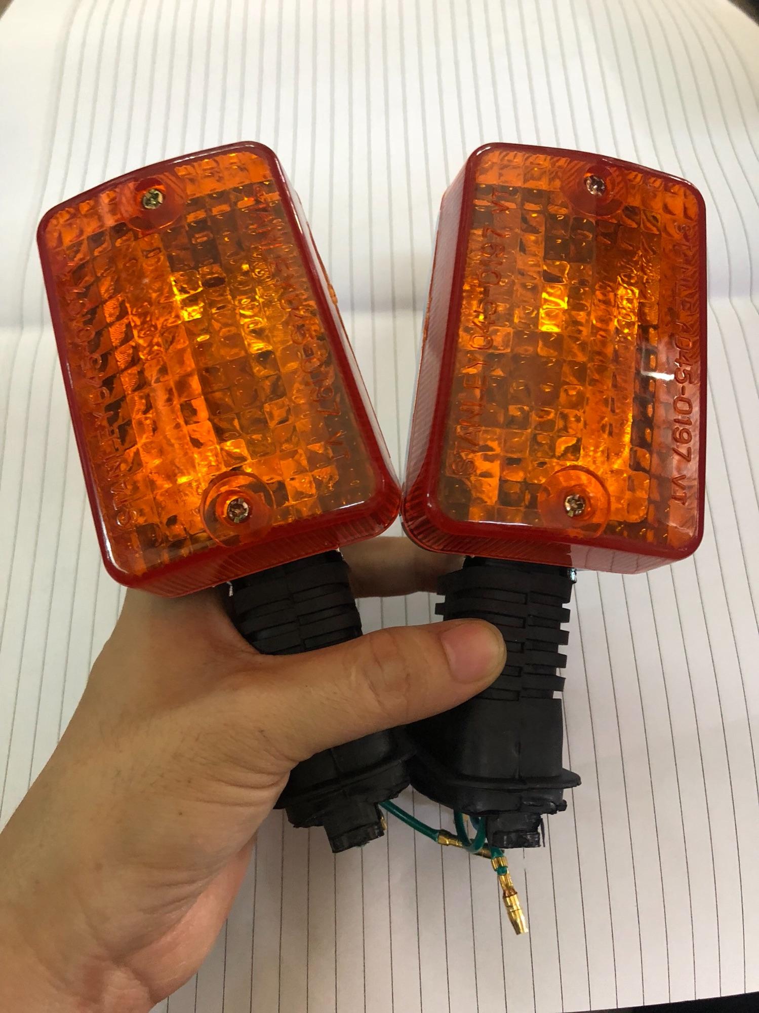 XI NHAN DD- 82 SAU VUÔNG ĐẾ NHỰA XI LOẠI TỐT - SẢN PHẨM GỒM 2 BỘ XI NHAN SAU ĐỦ CHO 1 XE