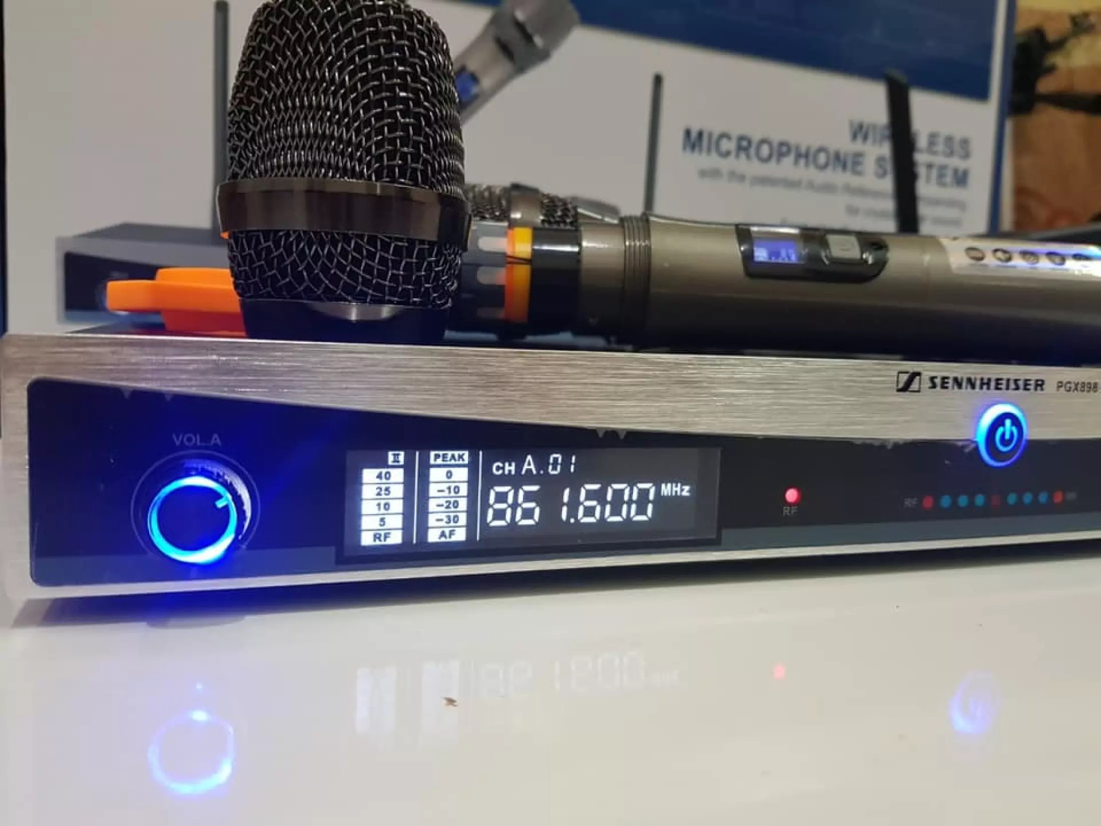 Micro Karaoke Giá Rẻ, Micro Không Dây Sennheiser PGX-898 Cao Cấp, Âm Thanh Nhẹ Nhàng Trong Sáng, Khử Tiếng Ồn Cao, Lọc Âm Tốt, Chống Hú Rít Cực Tốt, Micro Tương Thích Đa Dạng, Màn hình LCD, BH 12 THÁNG