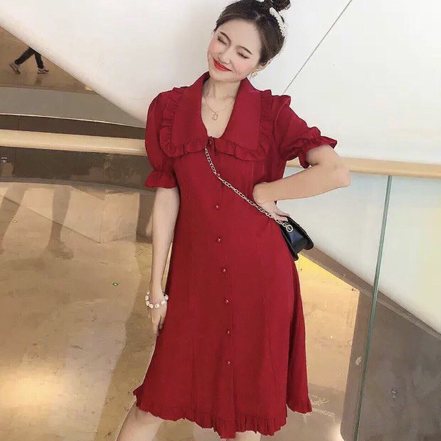 Đầm đỏ suông cổ bèo nút bọc