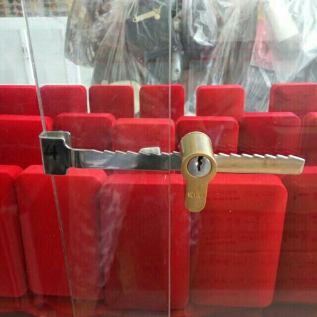 Khóa Tủ Kính