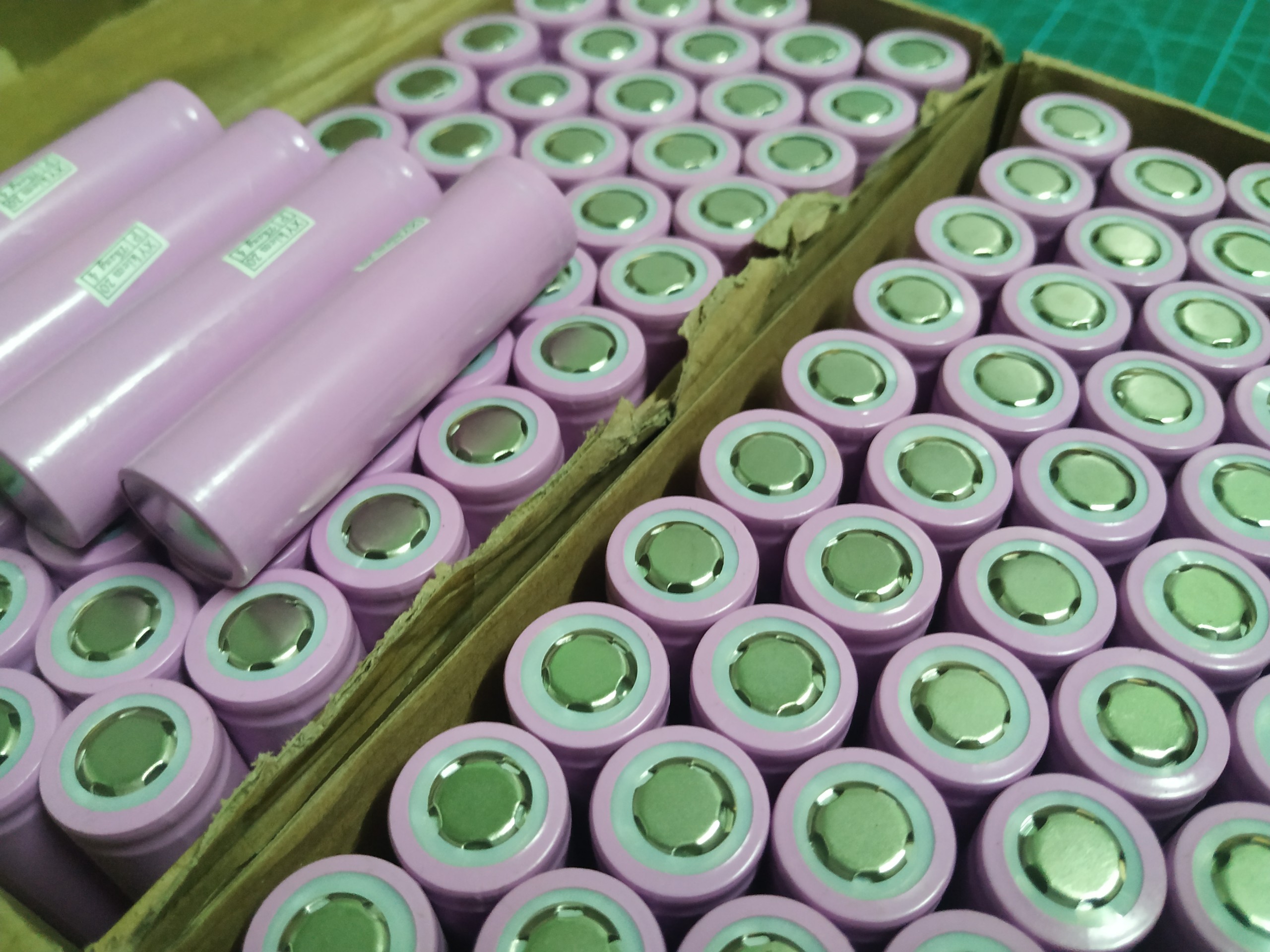 8 viên Pin sạc 18650 hồng ,tím,đỏ,xanh mới 100% dùng cho quạt sạc đèn pin máy nghe pháp
