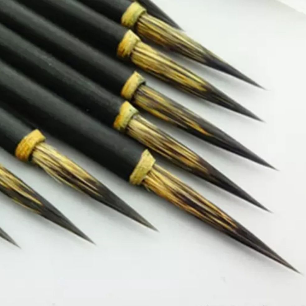 Bút tiểu lông chồn, cán bút bằng tre.Dùng viết thư pháp, vẽ tranh thủy mặc, tỉa cành lá.