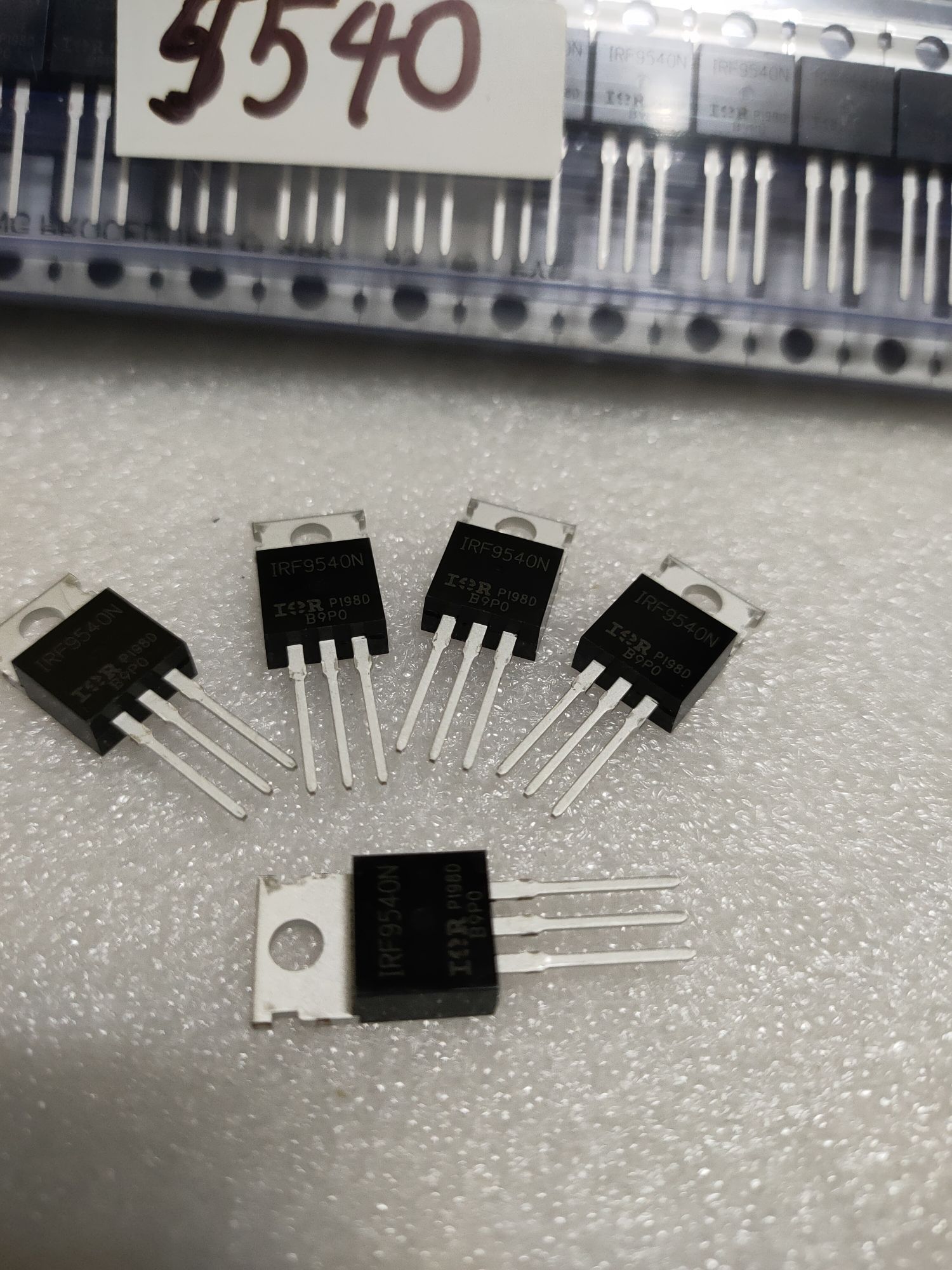 5 Con MOSFET IRF9540