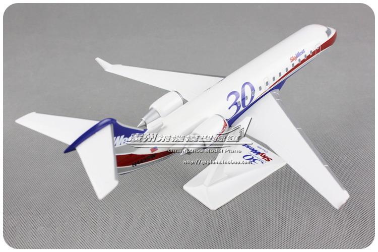 Mô hình máy bay CRJ-200 SkyWest tỉ lệ 1:100