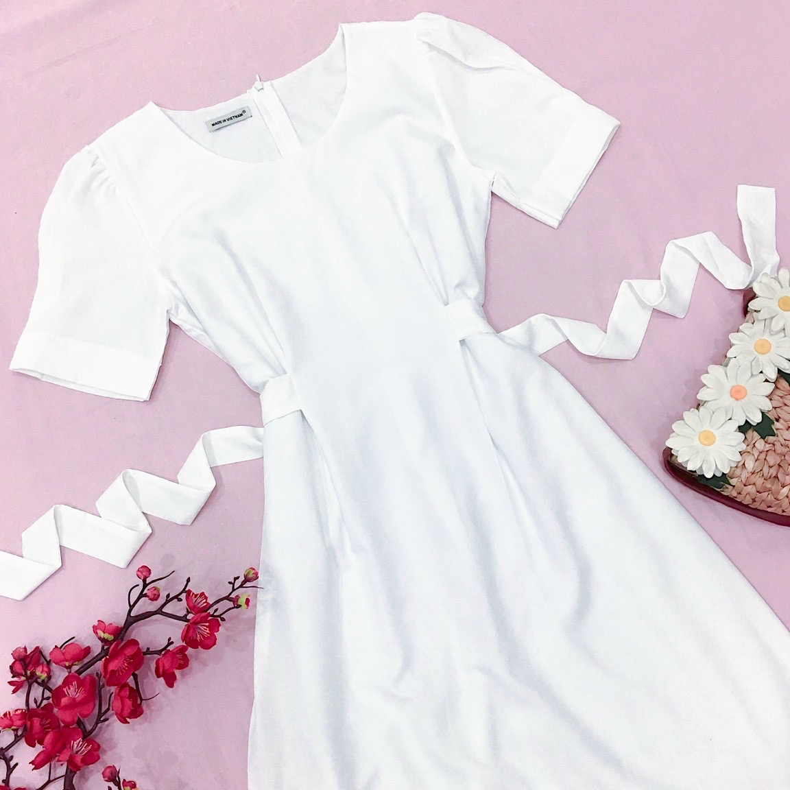 Đầm trắng cổ tròn thắt eo