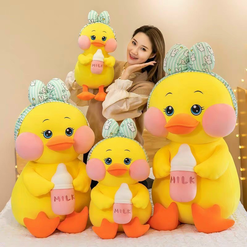 Gấu bông vịt má hồng, đội nơ ôm bình sữa cute kt 45-100cm