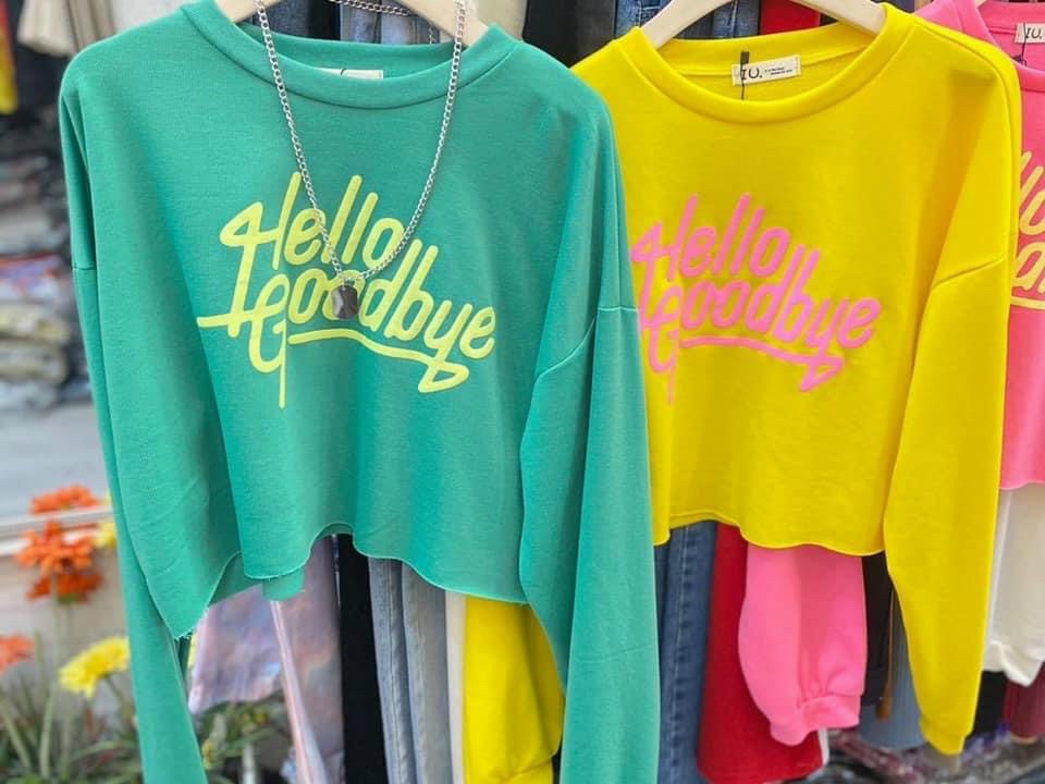 Áo croptop in chữ nổi