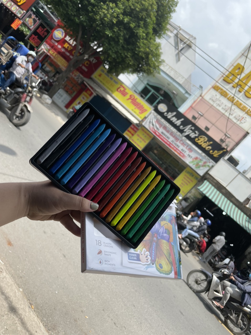 Bút Sáp Màu Deli hữa cơ C200 (Hộp 18 Màu)