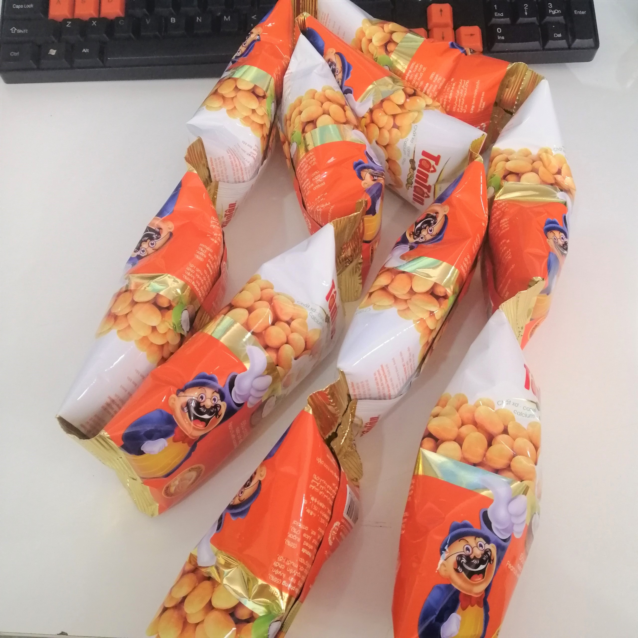 Đậu Phộng Nước Cốt Dừa Tân Tân LỚN Peanuts With Coconut (Lốc 10 gói x 24g)